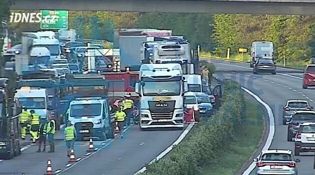Dálnici D11 uzavřela nehoda. Motorkář ve zúžení narazil do kamionu a zemřel