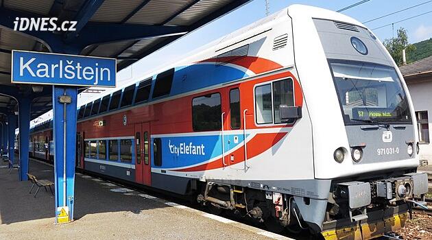 Poškozený sběrač vlaku zastavil dopravu mezi Berounem a Karlštejnem