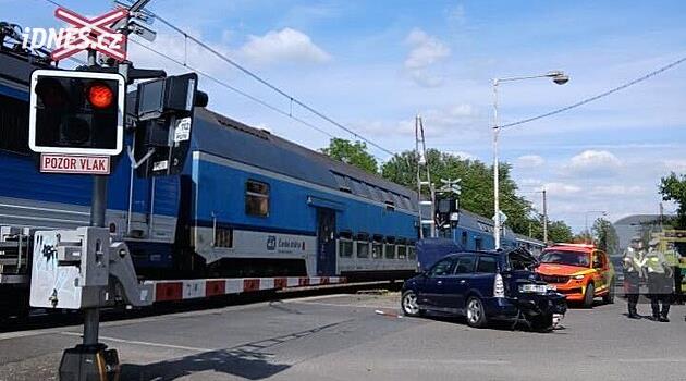 Prag'dan Beroun'a giden hatta kaza. Tren otomobille çarpıştı