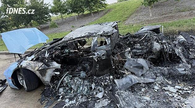 Zběsilá jízda dvou lamborghini skončila vážnou nehodou. Z vozidel zbyly trosky