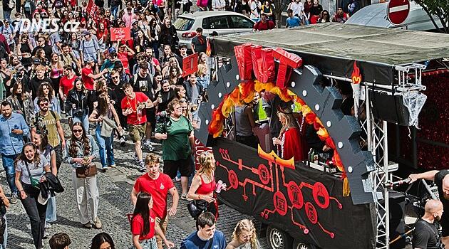 Majálesový průvod zaplnil Brno, tisíce studentů vyrazily s alegorickými vozy