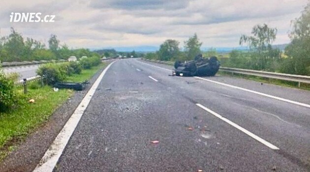 Nehoda auta zkomplikovala dopravu na dálnici D8, dva lidé skončili v nemocnici