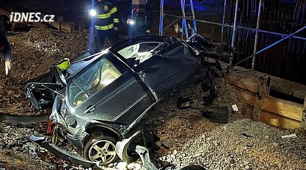 Na D4 spadlo v noci osobní auto z dálničního mostu, řidič zemřel