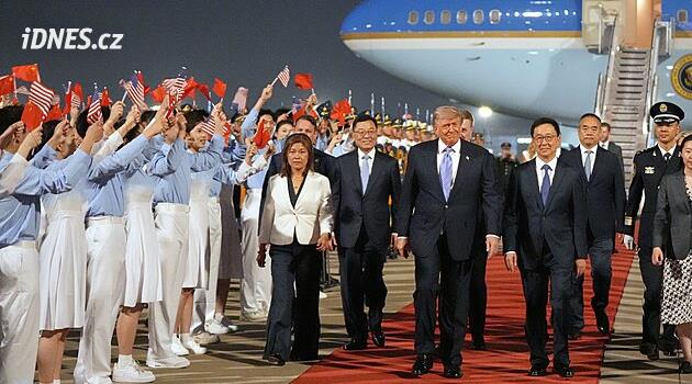 Trump po devíti letech přiletěl do Číny. V Pekingu ho vítala záplava vlaječek