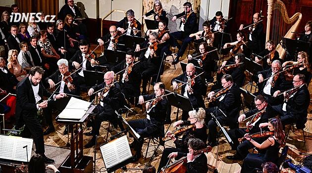 Prag Baharı Belediye Binasında başladı. Orkestranın başında Cinderella vardı