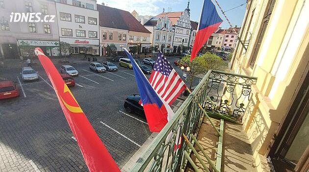 Radnice musela sundat sovětskou vlajku, tak stáhla i tu americkou