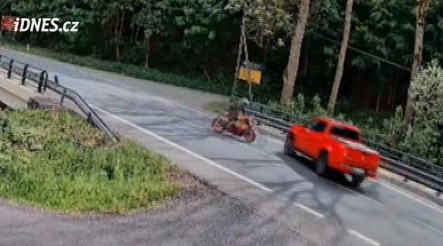 VIDEO: Motorkář narazil do odbočujícího pick-upu, tragický střet natočila kamera