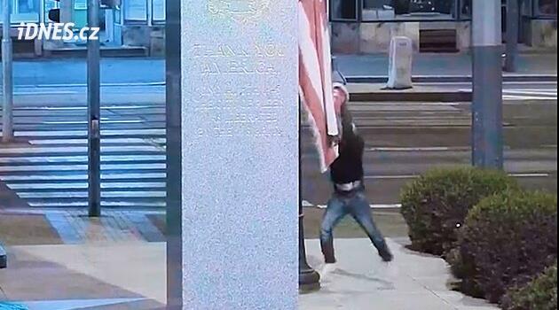 Vandal strhl z památníku americkou vlajku a pak vztyčil pravici, hledají ho strážníci