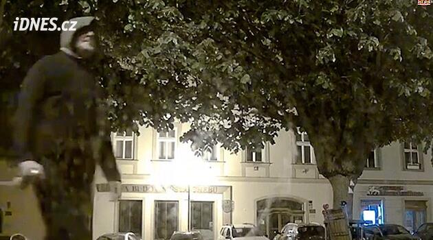 Polis Cheb'de mağazaların vitrinlerine gamalı haç sıkan vandalı arıyor