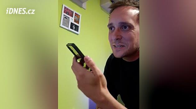 Kameraman sahte bankacıyı kötü Çekçesi ve telefonu yüzünden trolledi