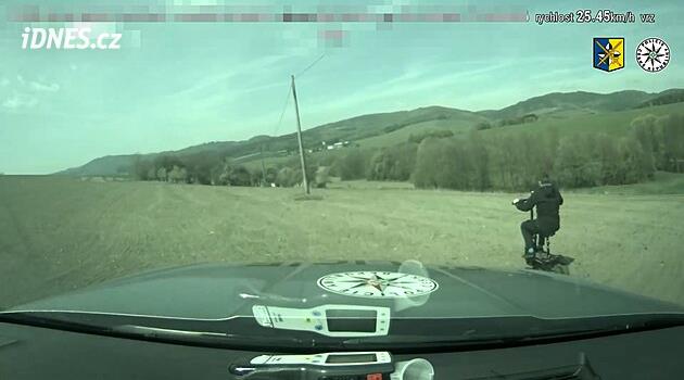 Stovkou na elektrokoloběžce. Recidivista porušil, co mohl, a ještě ujížděl policii