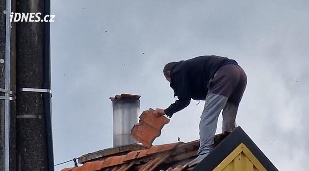 Brno'da saldırgan bir adam çatıdan kurtarma ekiplerine ve polis memurlarına çanta fırlattı