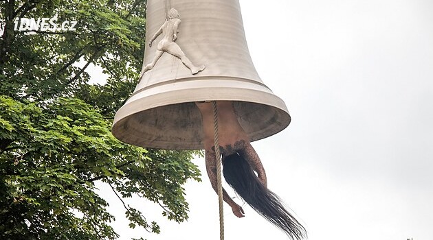Zilin içinde veya idrar tankında çıplak. Holzinger Bienal'de şok yarattı