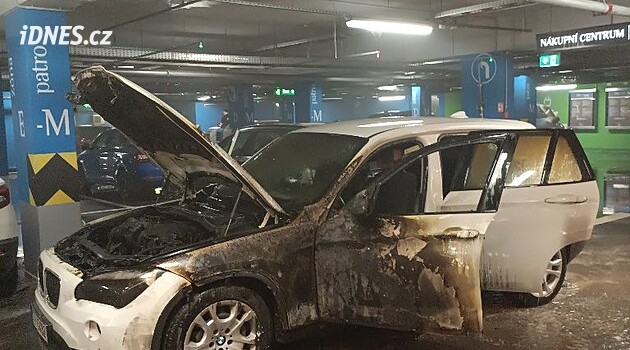 OC Westfield Chodov garajlarında bir araba alev aldı