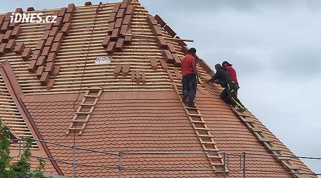 Šikmý kostel u Karviné mění barvu. Šedý eternit střídá oranžová bobrovka