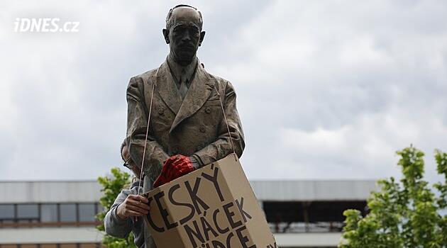 Beneš má stále rudé ruce. Nulová škoda, tvrdí aktivisté. Drsný vzkaz exprezidenta Zemana