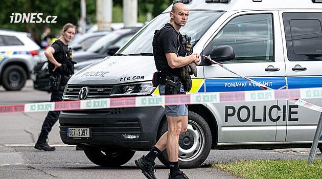 Pardubice'deki bir okulu tahliye ediyorlar. Polis yakınlarda fiziksel bir saldırıyla ilgileniyor