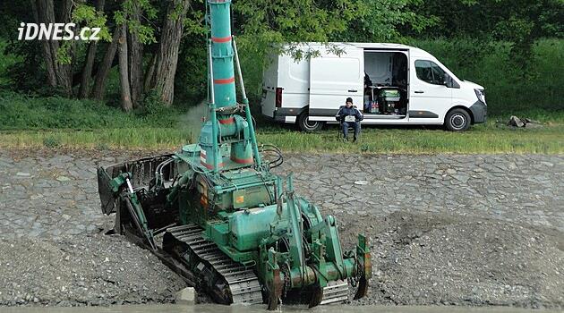 Bir su altı buldozeri Pardubice'de tekneler için iskele inşa ediyor
