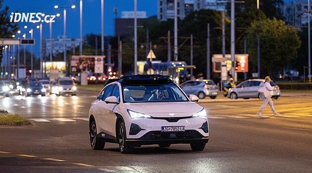 Uber zaplaví Evropu robotaxi. S čínským partnerem jich nasadí přes dva tisíce