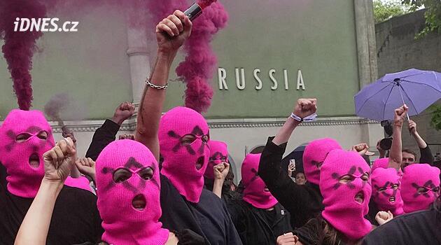 Pussy Riot grubu Bienal'de Rus pavyonunun açılışını protesto etti