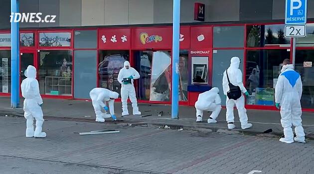 V obchodním centru v Praze 4 někdo odpálil bankomat
