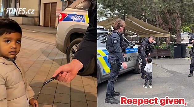 S policisty si podal ruku, darovali mu i nášivku. Malý chlapec dojal internet