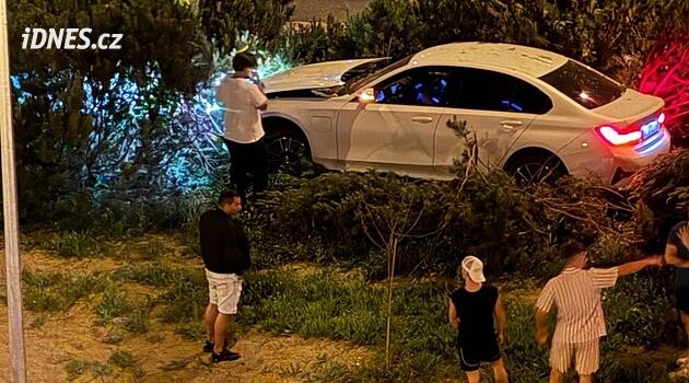 VİDEO: Sarhoş bir sürücü kavşağın ortasından geçerek çalıların arasına sıkıştı
