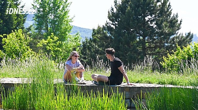 Po tropech přichází ochlazení, teploty vyšplhají k 21 stupňům. O víkendu přijde změna