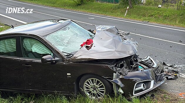 U Velvar se kvůli jízdě v protisměru čelně srazila dvě auta. Zranilo se šest lidí