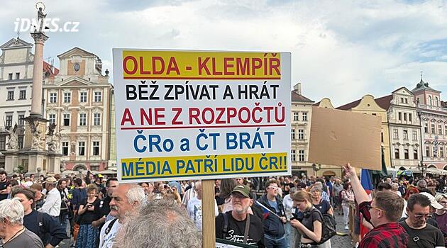 Kradou ČT, burácel protest Milionu chvilek. Pochod míří ze Staromáku k rozhlasu