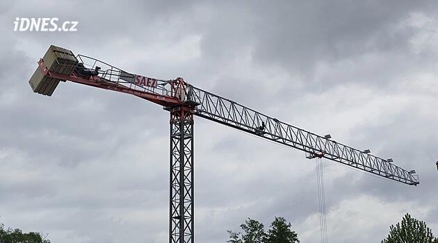 Brno'daki bir inşaat sahasında bir vinç kolu kırıldı. Polis bölgeyi kordon altına aldı
