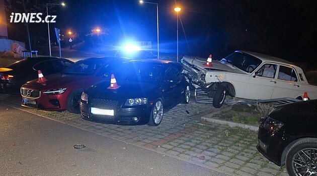 Opilý řidič staré volhy nejdříve zboural plot, pak i zaparkované Audi A3