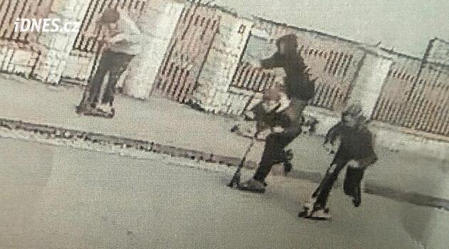 Kamení daly na koleje u Přelouče děti. Policie hledá skupinku z fotografie