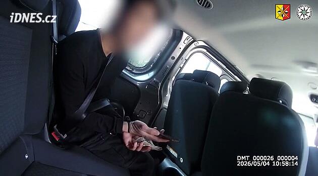 VIDEO: Průjezd na červenou, nelegální pobyt. Policie ukázala pokusy o uplácení