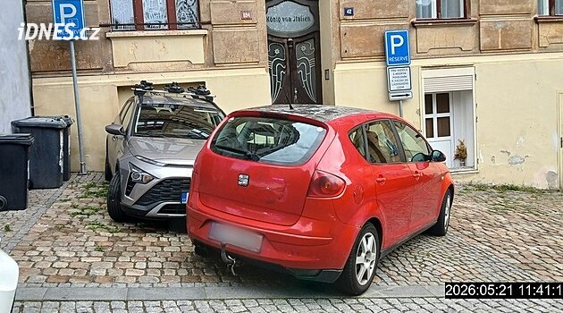 Sürücü dik bir sokakta arabayı kötü bir şekilde frenledi, araba hızlandı ve başka bir arabaya çarptı