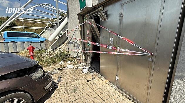Prag Çevre Yolu'ndaki kaza helikopterin müdahalesini gerektirdi