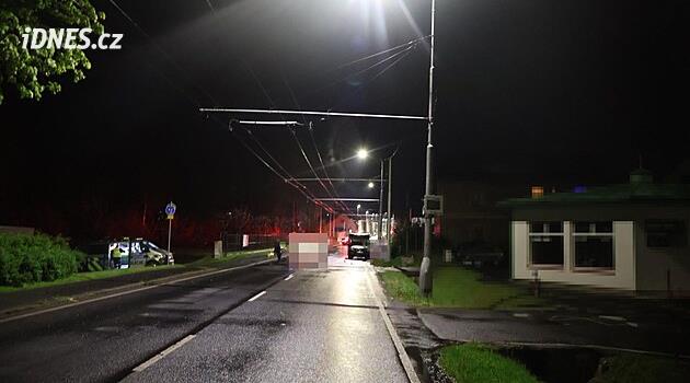 Chebsko'da bir motosikletçi ile bir yayanın çarpışması. Kazada ikisi de öldü