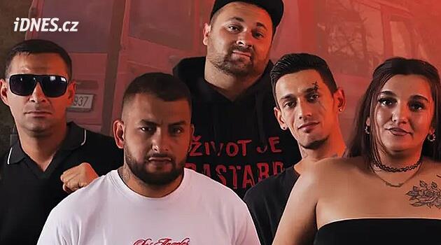 RECENZE: Máme devět dětí, ne osm! V pátém dílu Bastardi zkusili komedii