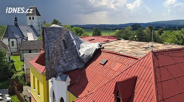 Güçlü bir fırtına Olomouc'taki Dlouhá Loučka'daki okulun çatısının bir parçasını kopardı