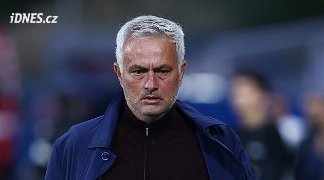 Real Madrid, Mourinho'nun transferini tamamladı ve 3 yıllık sözleşme imzaladı.