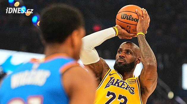 Je to sobec, řekl bývalý kouč Lakers či Cavaliers Byron Scott o LeBronu Jamesovi. Zastával se ho