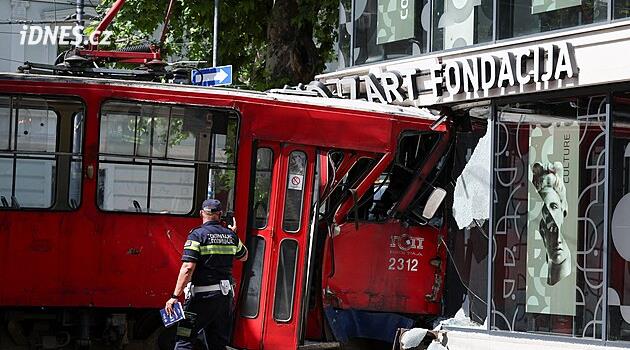 Vážná nehoda československé tramvaje v Bělehradě. Vykolejila a vjela do výlohy