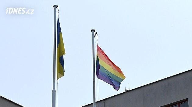 Hradec belediyesinin üzerinde gökkuşağı bayrağı dalgalandı, ağlar hakaret ve sürprizlerle doluydu