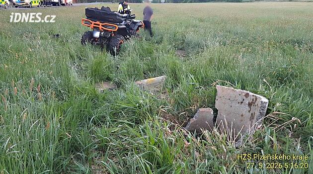 Klatovsk'ta ATV sürücüsü kaza yaptı, çayırda çembere çarptı