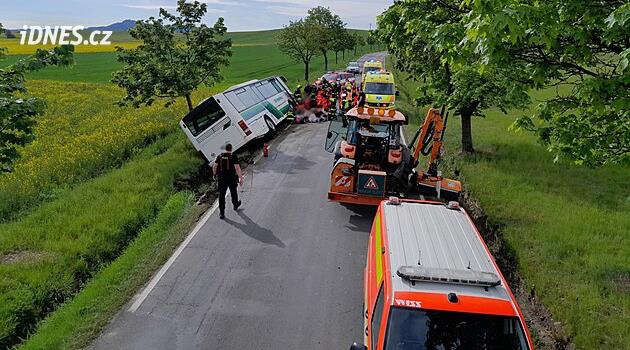 Rokycansk'ta çocukları taşıyan otobüs kaza yaptı, yaralılar var