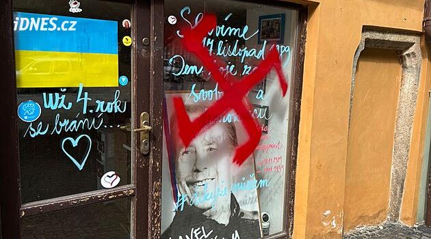 Polis Cheb'de bir mağazanın vitrinindeki Nazi haçlarını araştırıyor