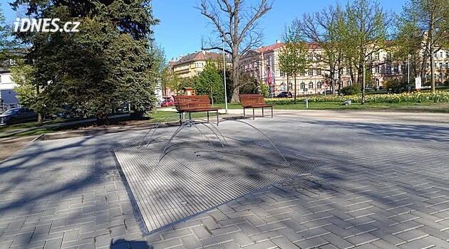 Cheb'deki bir parkta jetli eğlenceli bir su özelliği yaratılıyor
