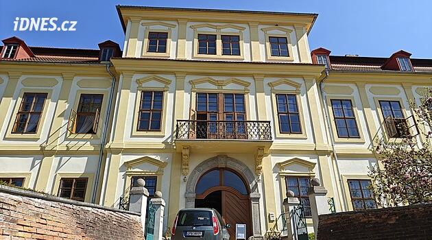 Korumacılar, yerel anıtın kurtarılmasına nasıl yardım ettiği için Svojšín belediye başkanını takdir ediyor