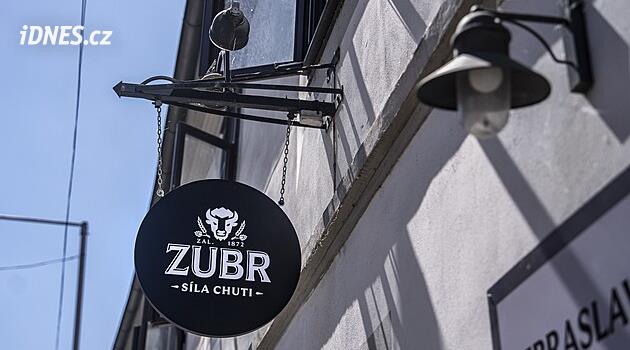 Zbraslavský hostinec markasını değiştiriyor. Orijinal bira yerine Zubr geldi