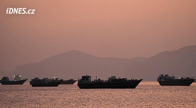 Provoz v Hormuzském průlivu prudce klesá, v Ománu byl zasažen tanker